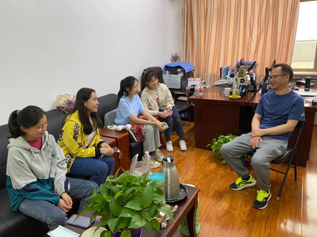 一群人坐在桌子前描述已自动生成