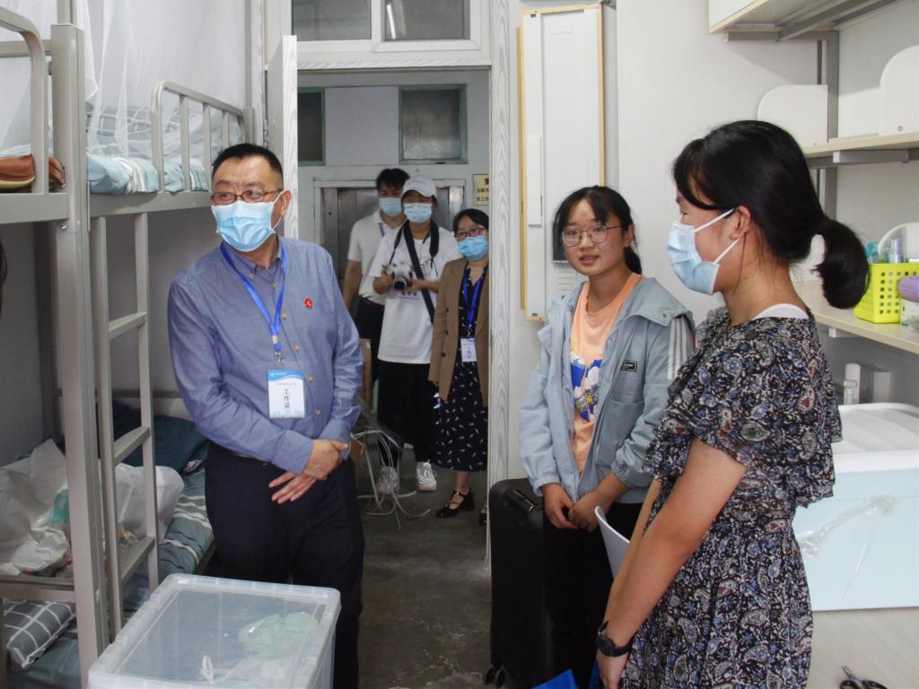 孙董事长走访宿舍